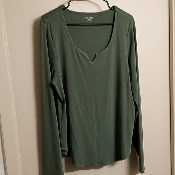 Old Navy Tops - NWOT Old Navy Women's Olive Green Long Sleeve Notch V-Neck Top
